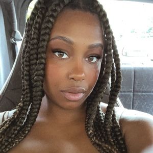 Meet your Posher, Akia